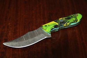 lot 87 image: MHS CUTLERY CUSTUMIZED HANDMADE DAMASCUS STEEL KNIVES WITH EITHER WOOD, BONE OR RESIN HANDLES ALL KNIVES ARE UNIQUELY MADE NO 2 KNIVES ARE THE SAME