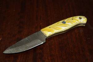 lot 88 image: MHS CUTLERY CUSTUMIZED HANDMADE DAMASCUS STEEL KNIVES WITH EITHER WOOD, BONE OR RESIN HANDLES ALL KNIVES ARE UNIQUELY MADE NO 2 KNIVES ARE THE SAME