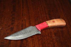 lot 89 image: MHS CUTLERY CUSTUMIZED HANDMADE DAMASCUS STEEL KNIVES WITH EITHER WOOD, BONE OR RESIN HANDLES ALL KNIVES ARE UNIQUELY MADE NO 2 KNIVES ARE THE SAME