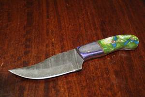 lot 90 image: MHS CUTLERY CUSTUMIZED HANDMADE DAMASCUS STEEL KNIVES WITH EITHER WOOD, BONE OR RESIN HANDLES ALL KNIVES ARE UNIQUELY MADE NO 2 KNIVES ARE THE SAME