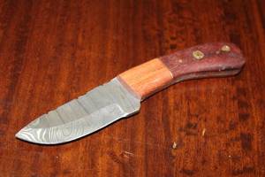 lot 91 image: MHS CUTLERY CUSTUMIZED HANDMADE DAMASCUS STEEL KNIVES WITH EITHER WOOD, BONE OR RESIN HANDLES ALL KNIVES ARE UNIQUELY MADE NO 2 KNIVES ARE THE SAME