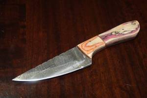 lot 94 image: MHS CUTLERY CUSTUMIZED HANDMADE DAMASCUS STEEL KNIVES WITH EITHER WOOD, BONE OR RESIN HANDLES ALL KNIVES ARE UNIQUELY MADE NO 2 KNIVES ARE THE SAME