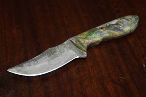 lot 95 image: MHS CUTLERY CUSTUMIZED HANDMADE DAMASCUS STEEL KNIVES WITH EITHER WOOD, BONE OR RESIN HANDLES ALL KNIVES ARE UNIQUELY MADE NO 2 KNIVES ARE THE SAME