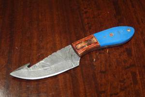 lot 96 image: MHS CUTLERY CUSTUMIZED HANDMADE DAMASCUS STEEL KNIVES WITH EITHER WOOD, BONE OR RESIN HANDLES ALL KNIVES ARE UNIQUELY MADE NO 2 KNIVES ARE THE SAME