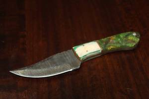 lot 97 image: MHS CUTLERY CUSTUMIZED HANDMADE DAMASCUS STEEL KNIVES WITH EITHER WOOD, BONE OR RESIN HANDLES ALL KNIVES ARE UNIQUELY MADE NO 2 KNIVES ARE THE SAME