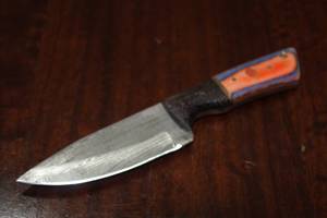 lot 100 image: MHS CUTLERY CUSTUMIZED HANDMADE DAMASCUS STEEL KNIVES WITH EITHER WOOD, BONE OR RESIN HANDLES ALL KNIVES ARE UNIQUELY MADE NO 2 KNIVES ARE THE SAME