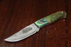 lot 111 image: MHS CUTLERY CUSTUMIZED HANDMADE DAMASCUS STEEL KNIVES WITH EITHER WOOD, BONE OR RESIN HANDLES ALL KNIVES ARE UNIQUELY MADE NO 2 KNIVES ARE THE SAME