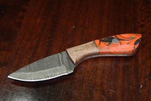 lot 112 image: MHS CUTLERY CUSTUMIZED HANDMADE DAMASCUS STEEL KNIVES WITH EITHER WOOD, BONE OR RESIN HANDLES ALL KNIVES ARE UNIQUELY MADE NO 2 KNIVES ARE THE SAME