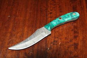 lot 113 image: MHS CUTLERY CUSTUMIZED HANDMADE DAMASCUS STEEL KNIVES WITH EITHER WOOD, BONE OR RESIN HANDLES ALL KNIVES ARE UNIQUELY MADE NO 2 KNIVES ARE THE SAME