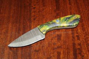 lot 115 image: MHS CUTLERY CUSTUMIZED HANDMADE DAMASCUS STEEL KNIVES WITH EITHER WOOD, BONE OR RESIN HANDLES ALL KNIVES ARE UNIQUELY MADE NO 2 KNIVES ARE THE SAME