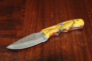 lot 117 image: MHS CUTLERY CUSTUMIZED HANDMADE DAMASCUS STEEL KNIVES WITH EITHER WOOD, BONE OR RESIN HANDLES ALL KNIVES ARE UNIQUELY MADE NO 2 KNIVES ARE THE SAME