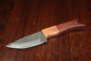 lot 118 image: MHS CUTLERY CUSTUMIZED HANDMADE DAMASCUS STEEL KNIVES WITH EITHER WOOD, BONE OR RESIN HANDLES ALL KNIVES ARE UNIQUELY MADE NO 2 KNIVES ARE THE SAME