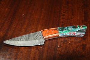 lot 119 image: MHS CUTLERY CUSTUMIZED HANDMADE DAMASCUS STEEL KNIVES WITH EITHER WOOD, BONE OR RESIN HANDLES ALL KNIVES ARE UNIQUELY MADE NO 2 KNIVES ARE THE SAME
