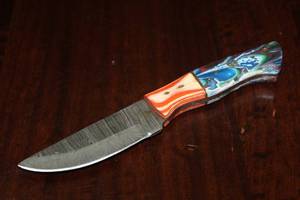lot 4 image: MHS CUTLERY CUSTUMIZED HANDMADE DAMASCUS STEEL KNIVES WITH EITHER WOOD, BONE OR RESIN HANDLES ALL KNIVES ARE UNIQUELY MADE NO 2 KNIVES ARE THE SAME