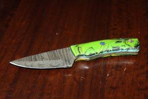 lot 101 image: MHS CUTLERY CUSTUMIZED HANDMADE DAMASCUS STEEL KNIVES WITH EITHER WOOD, BONE OR RESIN HANDLES ALL KNIVES ARE UNIQUELY MADE NO 2 KNIVES ARE THE SAME