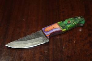 lot 103 image: MHS CUTLERY CUSTUMIZED HANDMADE DAMASCUS STEEL KNIVES WITH EITHER WOOD, BONE OR RESIN HANDLES ALL KNIVES ARE UNIQUELY MADE NO 2 KNIVES ARE THE SAME