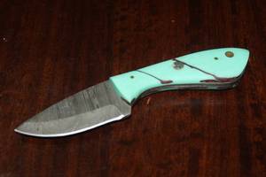 lot 104 image: MHS CUTLERY CUSTUMIZED HANDMADE DAMASCUS STEEL KNIVES WITH EITHER WOOD, BONE OR RESIN HANDLES ALL KNIVES ARE UNIQUELY MADE NO 2 KNIVES ARE THE SAME