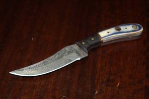 lot 105 image: MHS CUTLERY CUSTUMIZED HANDMADE DAMASCUS STEEL KNIVES WITH EITHER WOOD, BONE OR RESIN HANDLES ALL KNIVES ARE UNIQUELY MADE NO 2 KNIVES ARE THE SAME