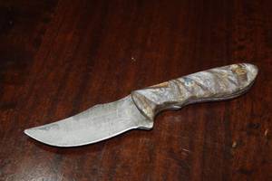 lot 106 image: MHS CUTLERY CUSTUMIZED HANDMADE DAMASCUS STEEL KNIVES WITH EITHER WOOD, BONE OR RESIN HANDLES ALL KNIVES ARE UNIQUELY MADE NO 2 KNIVES ARE THE SAME