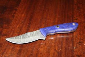 lot 107 image: MHS CUTLERY CUSTUMIZED HANDMADE DAMASCUS STEEL KNIVES WITH EITHER WOOD, BONE OR RESIN HANDLES ALL KNIVES ARE UNIQUELY MADE NO 2 KNIVES ARE THE SAME