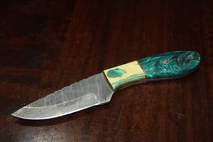 lot 109 image: MHS CUTLERY CUSTUMIZED HANDMADE DAMASCUS STEEL KNIVES WITH EITHER WOOD, BONE OR RESIN HANDLES ALL KNIVES ARE UNIQUELY MADE NO 2 KNIVES ARE THE SAME