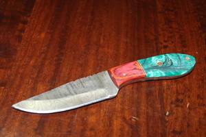 lot 110 image: MHS CUTLERY CUSTUMIZED HANDMADE DAMASCUS STEEL KNIVES WITH EITHER WOOD, BONE OR RESIN HANDLES ALL KNIVES ARE UNIQUELY MADE NO 2 KNIVES ARE THE SAME