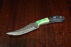 lot 121 image: MHS CUTLERY CUSTUMIZED HANDMADE DAMASCUS STEEL KNIVES WITH EITHER WOOD, BONE OR RESIN HANDLES ALL KNIVES ARE UNIQUELY MADE NO 2 KNIVES ARE THE SAME