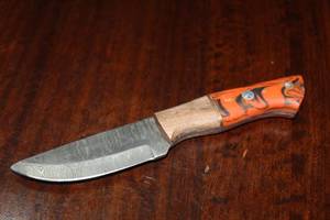 lot 122 image: MHS CUTLERY CUSTUMIZED HANDMADE DAMASCUS STEEL KNIVES WITH EITHER WOOD, BONE OR RESIN HANDLES ALL KNIVES ARE UNIQUELY MADE NO 2 KNIVES ARE THE SAME