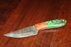 lot 123 image: MHS CUTLERY CUSTUMIZED HANDMADE DAMASCUS STEEL KNIVES WITH EITHER WOOD, BONE OR RESIN HANDLES ALL KNIVES ARE UNIQUELY MADE NO 2 KNIVES ARE THE SAME