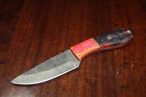 lot 124 image: MHS CUTLERY CUSTUMIZED HANDMADE DAMASCUS STEEL KNIVES WITH EITHER WOOD, BONE OR RESIN HANDLES ALL KNIVES ARE UNIQUELY MADE NO 2 KNIVES ARE THE SAME