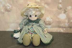 lot 4 image: &nbsp1996 PRECIOUS MOMENTS 16 DOLL COLLECTION MARTHA No. 1085&nbsp