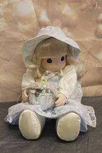 lot 7 image: 2000 PRECIOUS MOMENTS 16 DOLL COLLECTION MIRANDA No.1064