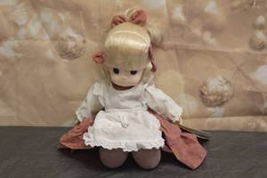 lot 10 image: 1988 PRECIOUS MOMENTS 16 DOLL COLLECTION PATTY&nbsp