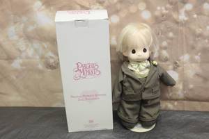lot 16 image: 1994 PRECIOUS MOMENTS 15 DOLL COLLECTION WEDDING GROOM WITH STORAGE BOX