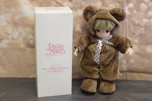 lot 18 image: 1999 PRECIOUS MOMENTS 17 DOLL COLLECTION PAW No.1141 WITH STORAGE BOX&nbsp