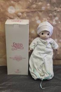 lot 20 image: 1994 PRECIOUS MOMENTS 16 DOLL COLLECTION WHITE BABY No.1066 WITH STORAGE BOX