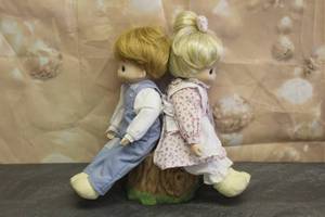 lot 22 image: TOTAL OF 2 1996 PRECIOUS MOMENTS 12 DOLL COLLECTION LOVE ONE ANOTHER No. 2156B