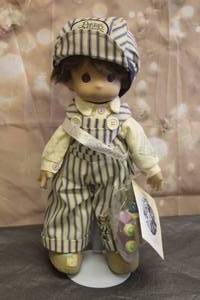 lot 24 image: 1993 PRECIOUS MOMENTS 17 DOLL COLLECTIONDUSTY No.1043 WITH STAND&nbsp