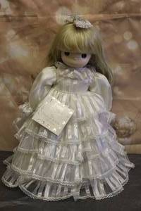 lot 25 image: 1995 PRECIOUS MOMENTS 18 DOLL COLLECTION CRYSTAL No. 1228