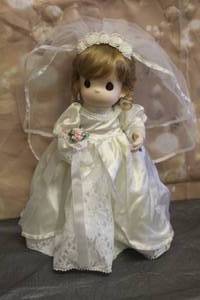 lot 26 image: 1998&nbsp PRECIOUS MOMENTS 16 DOLL COLLECTION&nbsp No. 1238&nbsp SPRING HOPE LIMITED EDITION OF 2,500&nbsp