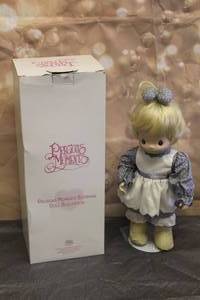 lot 27 image: 1994 PRECIOUS MOMENTS 14 DOLL COLLECTION GOD LOVETH A CHEERFUL GIVER No 0214D WITH STORAGE BOX&nbsp