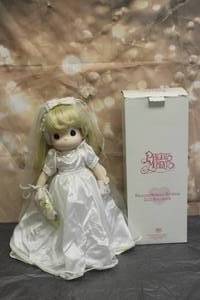 lot 30 image: 1999 PRECIOUS MOMENTS 16 DOLL COLLECTION No. 1239 SUMMER JOY LIMITED EDITION OF 2,500 WITH STORAGE BOX&nbsp