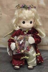 lot 33 image: 1999 PRECIOUS MOMENTS 16 DOLL COLLECTION MARY No. 1315
