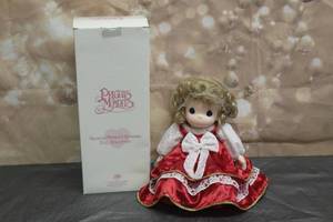 lot 35 image: 1997 PRECIOUS MOMENTS 16 DOLL COLLECTION TIFFANY CHAPEL EXCLUSIVE No 1121 WITH STORAGE BOX&nbsp