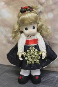 lot 38 image: 1994 PRECIOUS MOMENTS 16 DOLL COLLECTION EVIE No. 1068