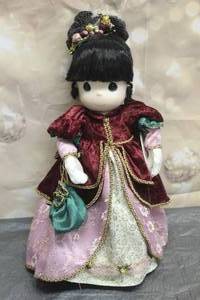 lot 39 image: 2000 PRECIOUS MOMENTS 16 DOLL COLLECTION VICKY 4TH EDITION VICTORIAN SIGNATURE SERIES WITH STAND&nbsp