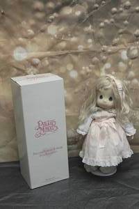 lot 44 image: 1995 PRECIOUS MOMENTS 16 DOLL COLLECTION JANELLE WITH STORAGE BOX&nbsp