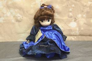 lot 46 image: 1995 PRECIOUS MOMENTS 18 THE PRECIOUS JEWELS COLLECTION DOLL SAPPHIRE No 1227&nbsp