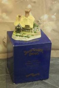 lot 54 image: 1994 DAVID WINTER THE ORIGINAL MINITURE 5 COTTAGE SPRING HOLLOW WITH ORIGINAL BOX&nbsp