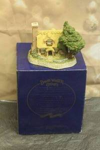 lot 55 image: 1994 DAVID WINTER THE ORIGINAL MINITURE 5 COTTAGE SWEETHEART HAVEN&nbsp WITH ORIGINAL BOX&nbsp